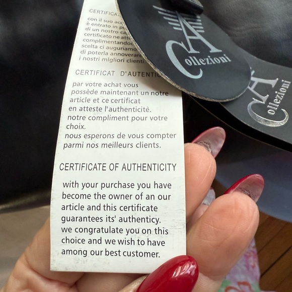 Black Lightweight Leather Jacket with Full-Length Zipper and Classic Design - Picture 5 of 12